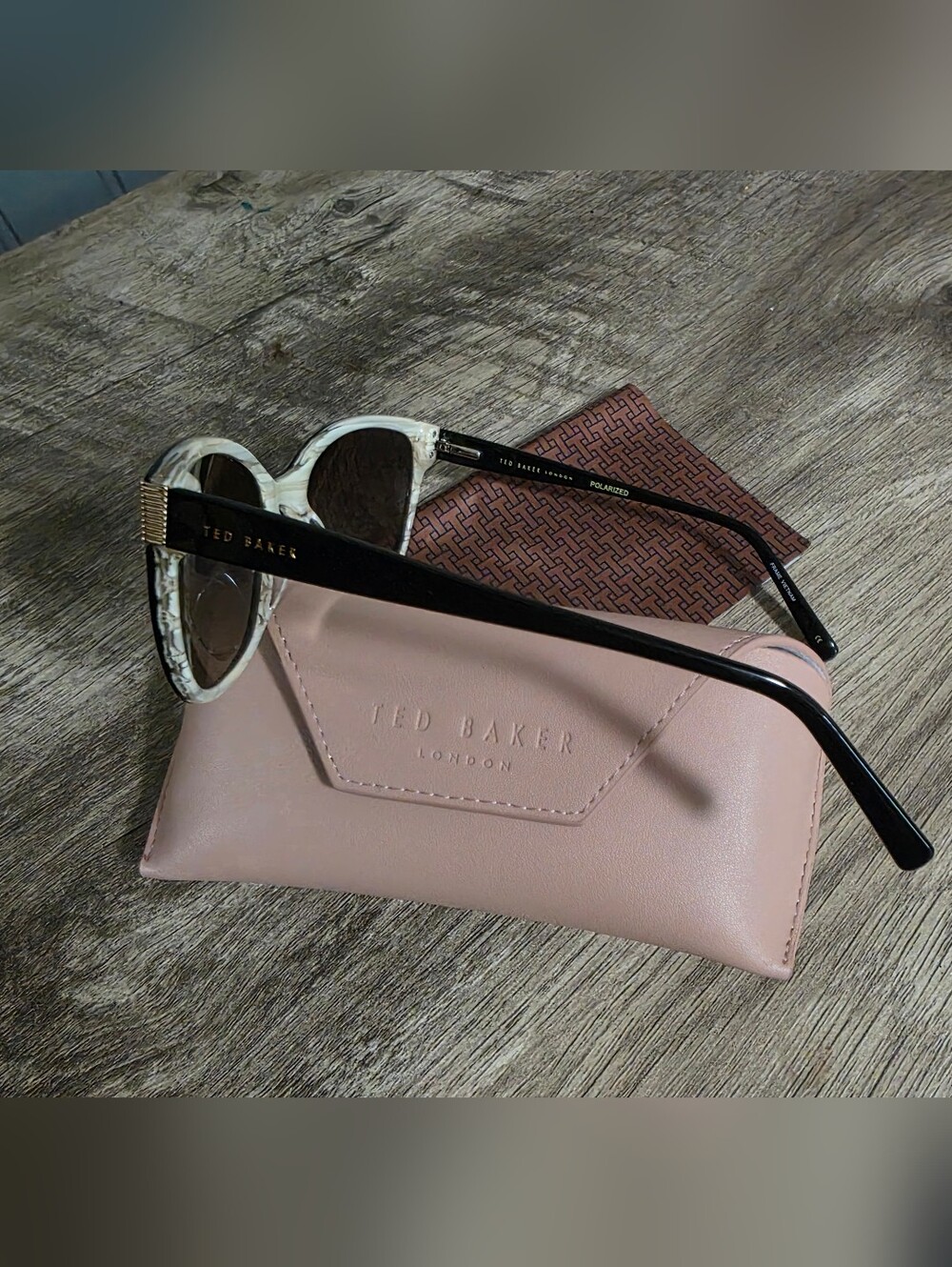 Ted Baker Polorized Black Frame Sunglasses with Pink Case - Picture 4 of 5